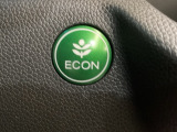ECON モードをON にするとアクセルペダルの動きに対するエンジンの反応とエアコンの制御を切り換えることで、燃費のいい運転をするドライバーがペダルを踏んだ時と同じようにエンジンを制御します。