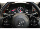 ハンドル左側にはオーディオ操作が出来るオーディオリモートコントロールスイッチ、右側にはHondaSENSINGとオートクルーズスイッチを装備!長距離運転や高速道路の運転では大活躍です!
