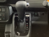 CVT車のセレクトレバーです。低速から高速まで、変速ショックのないスムーズな走りを実現するとともに、エンジン効率のよい領域を維持することで燃費にも貢献します。