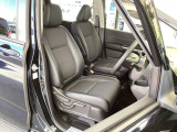 運転席は、大きな座面と包み込むような背もたれがドライバーの身体全体をしっかり支えます。上質なシート素材と座り心地のよいクッションを採用し、長時間の運転やコーナーの多い道も快適です。