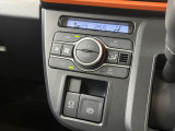 【オートエアコン】一度お好みの温度に設定すれば、車内の温度を検知し風量や温度を自動で調整。暑い&hellip;寒い&hellip;と何度もスイッチ操作をする必要はありません。快適な車内空間には必須の機能ですね♪