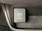 アクセサリーソケットはUSBのアダプターなどをつければ、スマホの充電にも使えます。周辺には物が置けるボックスがついています。