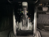 「e:HEV」は、モーター走行を中心にしながら電気エネルギーやエンジン動力を最も効率よく使い分けることができる賢いハイブリッドシステムです。サイドブレーキはスイッチ操作の電子制御パーキングブレーキです