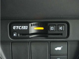 ◆ETC2.0装着◆進化したドライブ体験。料金収受システムだけだったETCが生まれ変わって、高速道路を賢く使うETC2.0に進化しました。多彩な情報サービスが便利で快適なドライブ体験を提供します。