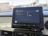カーナビ付きです。カーナビの機能や保証につきましては、担当スタッフまでお尋ねください。