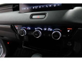 運転席と助手席の温度設定の変更が可能な左右独立タイプのデュアルエアコンです♪♪♪暑がりな人・寒がりな人も誰もが車内を快適にお過ごしいただけます♪♪♪