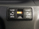 【両側パワースライドドア】両側がパワースライドドアになっており、運転席のスイッチやスマートキーでも開閉が可能です!開口部も広いので乗り降りも楽々♪