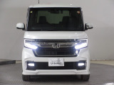 ハロゲンより明るく、より遠くまでさらなる安心感のあるLEDヘッドライトを採用。点灯忘れも防止できるオートライトコントロール機構付きです。