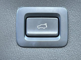 【パワーバックドア】スマートキーや運転席のボタンを押すだけでリアゲートが自動で開閉します!荷物を持っている時や、高い位置にあるバックドアを閉める際に便利な機能です♪