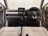 【前方視界】開放的な前方視界!運転がしやすく疲れにくいです♪窓が大きく、見通しがとっても良いおクルマですよ♪