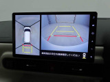 【パノラマモニター】上からの映像を表示。前後左右のカメラで合成し、運転席からの目視だけでは確認しにくい状況をリアルタイムで見晴らせます