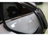 ブラインドスポットモニター(BSM)を装備しています。隣を走る車両が死角に入るとミラー内LEDインジケーターが点灯。さらに、ウィンカーを出すとインジケーターが光って点滅して注意を促してくれます。