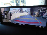 360&deg;ビューモニターでは前後左右4つのカメラ映像をさまざまな走行状況に応じて切り替えてセンターディスプレイに表示することで、駐車時や狭い道でのすれ違い時、見通しの悪い交差点進入時でも安心感を高めます