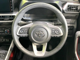 インテリアに合わせたデザインのステアリングは、運転される方のことも考え、運転しやすい形状、大きさです。是非一度、実際に触ってお確かめください。