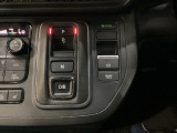 シフトはセレクトレバーのなくなったエレクトリックギアセレクターになっています。「e:HEV」搭載車ですので、日常シーンのほとんどをモーターで走行し、状況に応じあらゆる領域で優れた燃費走行を実現します。