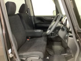女性でも運転がしやすいように、シートの高さ調整機能(シートリフター)がついています。運転席と助手席の間が空いている為、助手席側への移動がスムーズです。交通量の多い道でも助手席側から乗り降りができます。