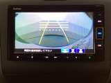 バックでの車庫入れも安心です! リアカメラが付いているバックモニター付のナビを装備しております。操作線もついており距離感も画面から確認できます。