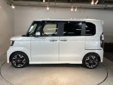 限られたスペースでも、スライドドアなら開閉がスムーズ!隣の車や壁にぶつかる心配がありません。