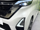 【LEDヘッドライト】悪天候や夜間走行時も良好な視界を確保し安心して運転できる高輝度LEDヘッドライトを装備!点灯速度が早く、消費電力も抑えられています。