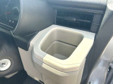 運転席側のドリンクホルダーは安定感のある埋め込み式となっています。