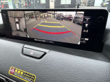 360度ビューカメラを搭載。4方の小型カメラの映像を処理し、車両真上からの映像に変換しています。