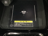 センターコンソールにはワイヤレス充電器を装備してます。Qi(チー)規格対応のスマートフォンなどを置くだけでワイヤレスで充電可能です。またスマートフォンの充電可能なUSB端子なども別途装備しています。