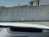 HUD: ヘッドアップディスプレイはドライバーが前方に集中できるよう、ナビや車速情報をフロントガラスに投影するシステムです。