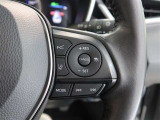 アダプティブクルーズコントロール機能付きです。走行中に先行車の様子を検知しながら、設定した車速の範囲内で先行車との距離のキープを支援します。詳細は販売店スタッフまでおたずねください。