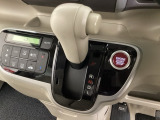 CVT車のセレクトレバーです。低速から高速まで、変速ショックのないスムーズな走りを実現するとともに、エンジン効率のよい領域を維持することで燃費にも貢献します。