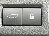 【パワーバックドア】スマートキーや運転席のボタンを押すだけでリアゲートが自動で開閉します!荷物を持っている時や、高い位置にあるバックドアを閉める際に便利な機能です♪