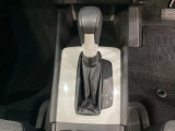 CVT車のセレクトレバーです。低速から高速まで、変速ショックのないスムーズな走りを実現するとともに、エンジン効率のよい領域を維持することで燃費にも貢献します。