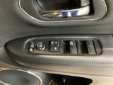 電動格納式リモコンドアミラーと、パワーウィンドウスイッチ等は運転席ドアにあります。