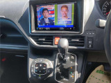 インテリアにつきましては、エアバッグ(運転席/助手席)・アイドリングストップ機構・メモリーナビ・頸部衝撃緩和ヘッドレスト・ETC・後席モニター・盗難防止装置など装備です!
