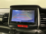 リバースギアに入れるだけで後方の表示へ切り替わります。夜間や雨の日の駐車も楽になりますよ。