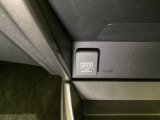 アクセサリーソケットはUSBのアダプターなどをつければ、スマホの充電にも使えます。周辺には物が置けるボックスがついています。