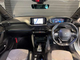 スッキリとまとめられた運転席周りで、運転を楽しくさせる内装です。まさにcockpitです!