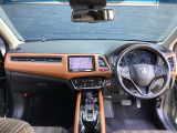 運転席周りです。カップホルダーや小物の収納などは必須ですよね!!使い勝手の良いつくりになっております!!