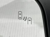 【ブラインドスポットワーニング】走行中、ドアミラーの死角になりやすい箇所に後続車が接近するとサイドミラー付近に警告を表示、ドライバーに注意喚起をしてくれます。