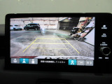 バックカメラの画像です。ガイドラインがスムースな車庫入れをサポートいたします。車庫入れの安心感がアップしますね。