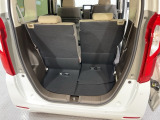 後席のシートをスライドさせると、広い荷室空間が生まれます。