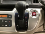 CVT車のセレクトレバーです。低速から高速まで、変速ショックのないスムーズな走りを実現するとともに、エンジン効率のよい領域を維持することで燃費にも貢献します。
