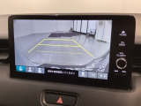 リバースギアに入れるだけで後方の表示へ切り替わります。夜間や雨の日の駐車も楽になりますよ。