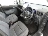 シンプルで使いやすいデザインの運転席です。