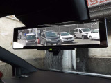 【インテリジェントルームミラー】後方のカメラ画像が映し出されるので、乗員や荷物でさえぎられがちな後方視界をクリアに保ちます♪