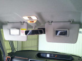 運転席・助手席ともにサンバイザー内側に鏡がついております。