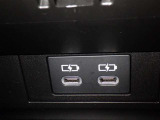 充電用USB端子付き。スマートフォンなどの充電に便利です。