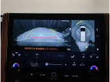 バックモニター付き。駐車の際のサポートとなり、必須アイテムのひとつですよね。それでも、バックする際は必ずご自身の目で確認をしてください。パノラミックビューで上から見下ろした視点でも確認できます!