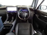 ウッド調と革巻きステアリングで快適な操作性の運転席です。