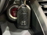 【Hondaスマートキー】カバンやポケットに入れたままでもドアの施錠・解錠が可能なスマートキーを装備。エンジンのオン・オフ時もカギを取り出す必要が無いからとっても便利です♪