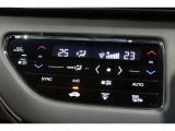 運転席と助手席の温度設定の変更が可能な左右独立タイプのデュアルエアコンです♪♪♪暑がりな人・寒がりな人も誰もが車内を快適にお過ごしいただけます♪♪♪